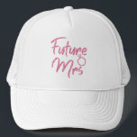 Casquette Couleur rose Futur Mme Trucker Chapeau<br><div class="desc">Futur rose étincelant Mme design est idéal pour la Fête des mariées ou la fête de Bachelorette, les fêtes de fiançailles et les prises de photos. Le nom de famille peut être facilement changé. Futur Madame lettering disponible en 6 couleurs éclatantes pour correspondre à votre tenue et thème de la...</div>