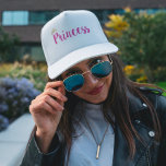 Casquette Couronne de police de script rose princesse<br><div class="desc">Princesse en police de script rose vif avec une couronne jaune doré à deux tons placé sur le P de princesse capitale.</div>