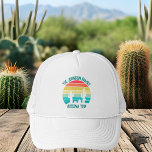 Casquette Custom Cactus Sunset Arizona Desert Triage<br><div class="desc">Ce casquette cool de coucher de soleil de cactus est customisé avec votre nom de famille pour un voyage à Phoenix Arizona ou une autre ville d'oasis désertique. Casquettes de vacances personnalisés dans des couleurs vives,  amusantes turquoise et orange avec un script personnalisé grunge.</div>