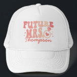 Casquette Dans Mon Époque Engagée Fiançailles Cadeau Fiance<br><div class="desc">Voici notre chapeau "In My Engaged Era" Custom Fiance Trucker - un accessoire chic et branché qui est parfait pour les futurs mariés. Ce casquette personnalisé n'est pas seulement un énoncé de mode, mais aussi un cadeau fiançailles réfléchi, capturant l'essence de l'ère engagée. Doté d'un texte rétro ondulé cool et...</div>