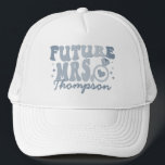 Casquette Dans Mon Époque Engagée Fiançailles Cadeau Fiance<br><div class="desc">Augmentez votre fête fiançailles avec notre chapeau de camion de financement personnalisé "In My Engaged Era". Cet accessoire tendance et cool est le cadeau personnalisé parfait pour la future mariée, ajoutant une touche de style rétro à sa douche nuptiale ou à sa soirée bachelorette. Le casquette est doté d'un texte...</div>