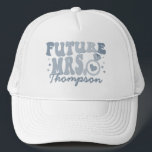 Casquette Dans Mon Époque Engagée Fiançailles Cadeau Fiance<br><div class="desc">Augmentez votre fête fiançailles avec notre chapeau de camion de financement personnalisé "In My Engaged Era". Cet accessoire tendance et cool est le cadeau personnalisé parfait pour la future mariée, ajoutant une touche de style rétro à sa douche nuptiale ou à sa soirée bachelorette. Le casquette est doté d'un texte...</div>