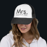 Casquette Date personnalisée Mme Just Married Bride Casquett<br><div class="desc">Juste marié ? Montrez votre nouveau statut à la réception, en lune de miel ou autour de la ville dans cette hanche et équipement noir et blanc avec des lettres de style moderne avec le jour de mariage personnalisé ou d'autres textes comme le nom. Super pour l'étoile nuptiale à porter....</div>