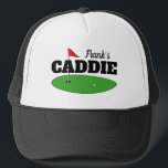 Casquette de caddie de golf personnalisé avec nom<br><div class="desc">Casquette de caddie de golf personnalisé avec nom de joueur. Accessoires personnalisés pour golfeur,  employé,  instructeur,  ami à la retraite et plus. Décor vert et drapeau.</div>