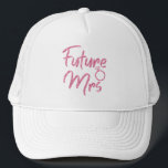 Casquette de camionneur Future Mme couleur rose<br><div class="desc">Le design Future Mme rose pailleté est idéal pour une douche de mariée ou une soirée d'enterrement de vie de jeune fille, des fêtes de fiançailles et des séances photo. Le nom de famille peut être facilement modifié. Le lettrage Future Mme est disponible en 6 couleurs vives et luxueuses pour...</div>