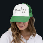 Casquette de camionneur unisexe avec logo Charcoal<br><div class="desc">Casquette Unisexe Drunk AF - le logo peut être déplacé si besoin, et vous pouvez ajouter du texte pour personnaliser. Nous recommandons quelque chose comme un hashtag de mariage ! Nous aimons tout dans cette collection : la palette de couleurs rose, verte et noire, la typographie décontractée et amusante, et...</div>