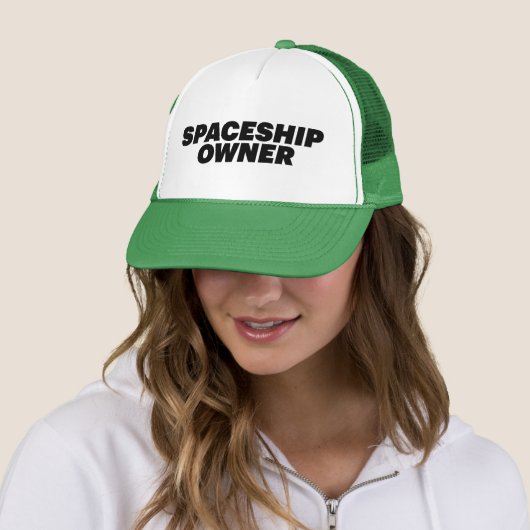 Casquette de slogan d'amusement de PROPRIÉTAIRE de (En situation)