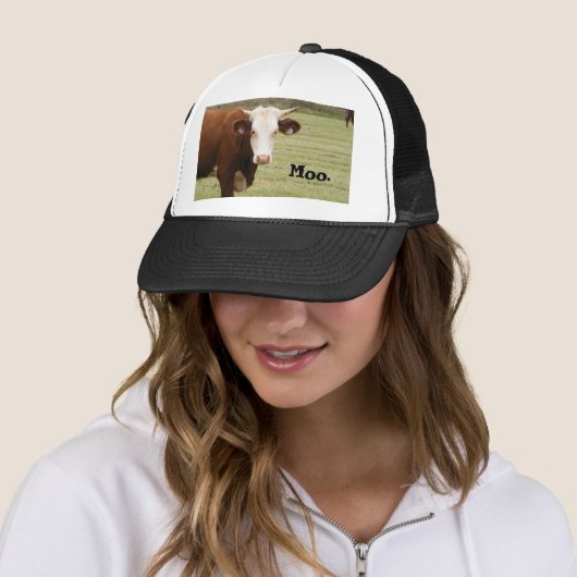 Casquette de vache : "MOO. " (En situation)