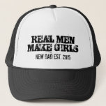 Casquette De vrais hommes font des filles camionneur chapeau<br><div class="desc">Les vrais hommes font des filles camionneur chapeau pour le nouveau père. Citation amusante pour le nouveau papa fier créé en 2021, 2022 etc. Année de naissance personnalisable. Typographie masculine vintage avec des lettres défraîchies. Idée cadeau mignonne pour l'expectante père de la nouvelle petite fille ou nouveau-né. Baby shower présent...</div>