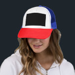 Casquette Découvrez une photo noire et blanche captivante<br><div class="desc">Plongez dans le charme de cette photographie urbaine monochrome qui présente une tour d'horloge historique. Découvrez la beauté de ce site vintage et son architecture complexe face au paysage urbain.</div>