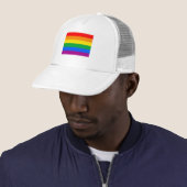 CASQUETTE DRAPEAU GAY PRIDE OFFICIEL (En situation)