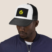 Casquette Drapeau noir et jaune de capitalisme d'Anarcho (En situation)
