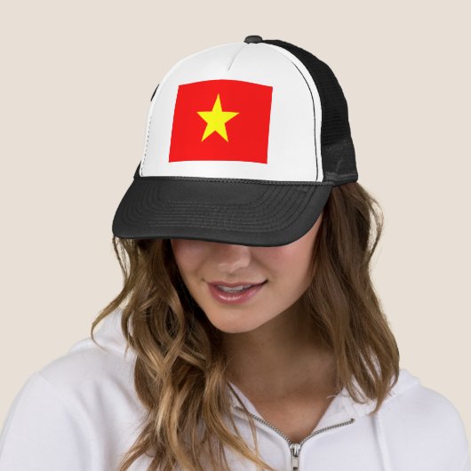 Casquette drapeau vietnam (En situation)