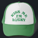 Casquette Drôle Jour de la Saint Patrick Kiss Me Je suis Luc<br><div class="desc">Injectez un peu d'humour irlandais dans vos festivités de la Saint Patrick avec notre collection de t-shirts pleins d'esprit! Embrassez le charme irlandais avec des phrases intelligentes et une typographie simple qui se démarquent dans n'importe quelle foule. Parfaits pour les groupes, ces tee - shirts dégagent un charme fou et...</div>