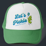 Casquette Drôle Pickleball Jouer Pickleball Texte personnali<br><div class="desc">Un casquette de pickleball super amusant avec un amusant cornichon de dessin animé tenant une Pickleball Paddle et une police cool qui dit "Let's Pickle" Ajoutez votre texte personnalisé - nom du joueur, nom de l'équipe, nom du club, etc. Idéal pour un tournoi de pickleball, fête d'anniversaire, soirée de club...</div>