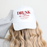 Casquette Drunin In Love Cocktails Bachelorette Week-end<br><div class="desc">Ce design présente un texte audacieux branché avec des cocktails dessinés à la main et un thème d'amour.</div>