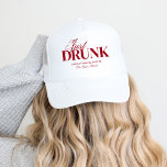 Casquette Drunin In Love Cocktails Bachelorette Week-end<br><div class="desc">Ce design présente un texte audacieux branché avec des cocktails dessinés à la main et un thème d'amour.</div>