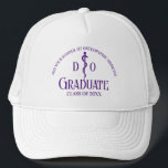 Casquette École Médicale ostéopathique Purple Graduation<br><div class="desc">Ce casquette diplômé d'une école de médecine ostéopathique personnalisée pour un DO ou un médecin ostéopathe comporte un symbole de caducée médicale ostéopathique violet et votre nom de collège pour la classe de 2025. Customisez avec votre année d'obtention du diplôme pour un grand cadeau personnalisé de fin d'études universitaires.</div>