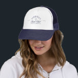 Casquette Elégante marine Vintage et Bachelorette blanche<br><div class="desc">Un accessoire sans effort cool pour votre week-end de bachelorette — ce camionneur d'inspiration vintage apporte un style de club preppy avec une torsion gaie. Conçu avec le contraste marine et blanc, texte courbé, et la signature "Jeu. Lot. Champagne." devise, elle est faite pour les selfies à la courtoisie et...</div>