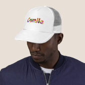 Casquette en maille blanche pour Camila (En situation)