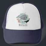 Casquette Enfants Cute Blue Ocean Whaler and Sea Fish<br><div class="desc">Ce modèle de casquette de camionneur mignon et moderne met en scène une baleine bleue,  du poisson,  de l'orque et des algues,  ainsi que de l'espace pour ajouter le nom de votre enfant. Le cadeau parfait pour tous les amoureux de l'océan !</div>