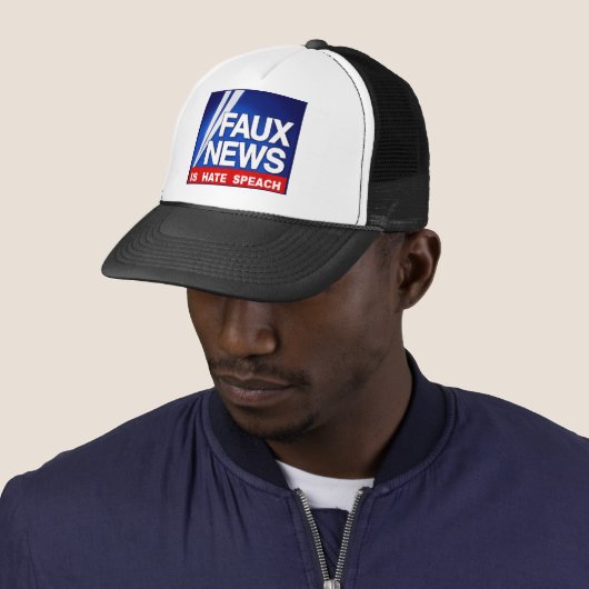 Casquette Faux News (En situation)