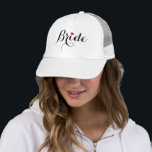 Casquette Fête des mariées Mariage mariée Bachelorette Party<br><div class="desc">Beau,  élégant noir sur la typographie blanche script,  coeur rouge,  élégant,  cool,  camionneur casquette,  pour la mariée pour la douche nuptiale,  soirée bachelorette,  mariage.</div>