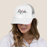 Casquette Fête des mariées Mariage mariée Bachelorette Party<br><div class="desc">Beau,  élégant noir sur la typographie blanche script,  coeur rouge,  élégant,  cool,  camionneur casquette,  pour la mariée pour la douche nuptiale,  soirée bachelorette,  mariage.</div>