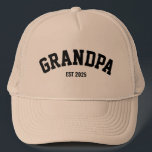 Casquette Fête des pères de date personnalisée New Grandpa E<br><div class="desc">Ce grand-père personnalisé "Est. Année" casquette est le cadeau parfait pour célébrer un grand-parent nouveau ou chevronné! Présentant un design classique et structuré avec des lettres noires audacieuses dans un style collégial, ce casquette affiche fièrement "GRANDPA" à côté d'un "Est" personnalisable. Détail de l'année" pour marquer le début du voyage...</div>