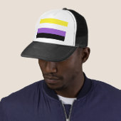 Casquette Fierté non binaire (En situation)