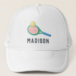 Casquette Filles Sport Moderne Tennis Enfants<br><div class="desc">Ce camionneur mignon et moderne qui présente une raquette de tennis et une illustration de balle et un espace pour vous permettre d'ajouter le nom de vos filles. Parfait pour les amateurs de sport ou cadeau pour un athlète en herbe. Idéal pour les enfants ou les adultes, cadeau parfait pour...</div>