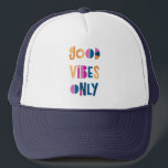 Casquette Good Vibes uniquement Motivationnel coloré moderne<br><div class="desc">Good Vibes Chapeau de camionneur coloré seulement. Parfait pour vous ou en cadeau ! Typographie colorée avec arrière - plan blanc.</div>