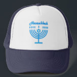 Casquette Hanukkiah Happy Hanoukka Juive Fête Menorah<br><div class="desc">Symbole de Hanukkiah. Joyeux Hanoukka Party Juif Holiday Blue Menorah. Décoration Chanukkah de Fête Juive avec le symbole décoratif traditionnel Chanuka - bleu marine hanukkiah menorah, chandelier avec bougies, étoile de David et néon bleu lumières illustration. Hanoukka Festival des lumières Décoration de l'événement. Jérusalem, Israël. Accessoires > Casquettes et accessoires...</div>