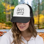 Casquette Happy Camper<br><div class="desc">Découvrez l'esprit d'aventure et la joie de vivre en plein air avec nos vêtements et accessoires "Happy Camper" ! Dotés d'une charmante image d'une tente cosy nichée au milieu de flèches de saumons blancs, nos créations captent l'essence de la flânerie et de l'exploration. Que vous soyez aventurier chevronné ou que...</div>