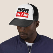 CASQUETTE HAUT DANS LES AIRS (En situation)