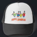 CASQUETTE heureux de Hanoukka<br><div class="desc">Ce Hanoukka heureux dansant le casquette de dreidels peut être porté comme salutation de vacances ou être donné comme cadeau de Chanukah.  C'est un travail artistique unique.</div>