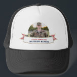 Casquette Honneur Service Militaire Photo Trucker Chapeau<br><div class="desc">Honorer votre militaire avec ces casquettes de camionneurs rouges et bleus patriotiques, avec une photo en cercle centré, une bannière étoilée et rayée avec une fausse bordure en feuille et des espaces réservés pour le nom et le rang de votre militaire spécial. Grands cadeaux pour parents et grands-parents ! Disponible...</div>