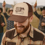 Casquette Il noue le noeud Bachelor Party Western Theme<br><div class="desc">Ces casquettes amusants de camionneurs vous permettront de célébrer le marié pour être en style! Le joli design à thème occidental présente un graphisme d'art littéraire avec une botte de cowboy, un casquette de cowboy et un lasso en forme de coeur. La lettre vintage dit : Il est en train...</div>