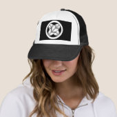 Casquette Intersecting hawk feathers (En situation)