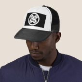 Casquette Intersecting hawk feathers (En situation)