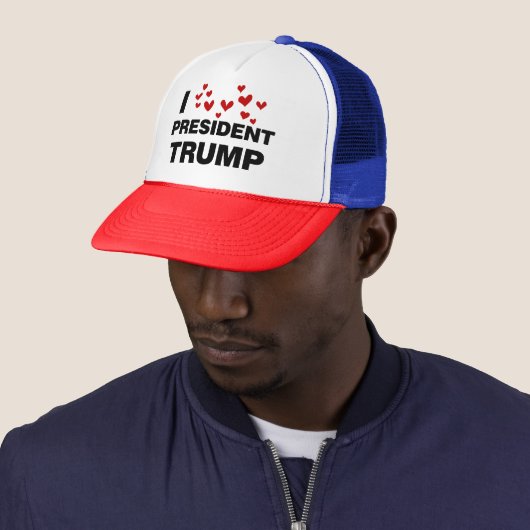 Casquette J'aime les coeurs du président Trump (En situation)