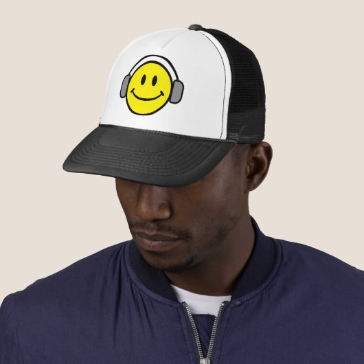 Casquette Jaune brillant et joyeux visage souriant (En situation)