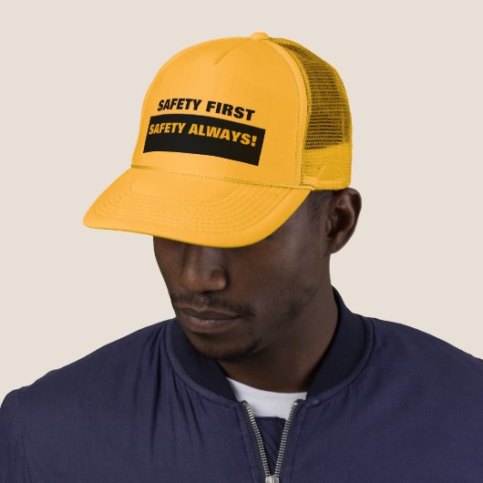 Casquette jaune lumineux d'équipe de sécurité (En situation)