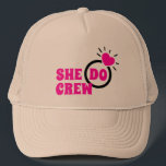 Casquette Je fais de l'équipage | Elle fait équipe Bachelore<br><div class="desc">Typographie des années 70 rétro thème mariée à être mariée filles design pour la douche de la mariée cool, bachelorette printemps fête d'été. Avec le message 'She Do Crew', drôle de bachelorette de conception de phrase de mariée avec anneau de mariage fiançailles de coeur rose. Design moderne chic rétro bachelorette...</div>