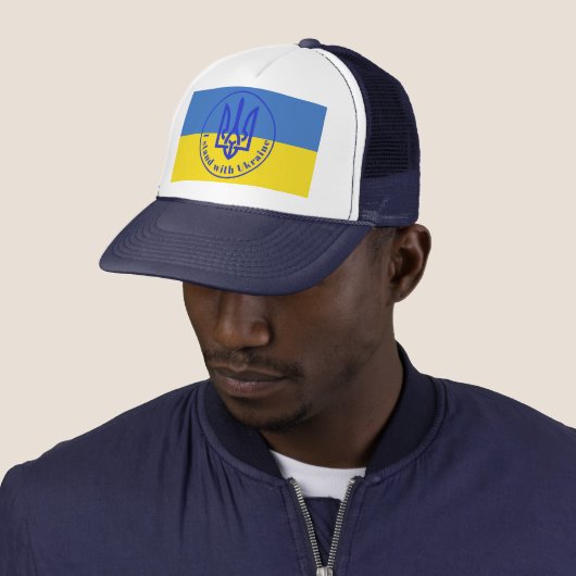 Casquette Je me tiens avec Ukraine Bleu Jaune Trident Trucke (En situation)