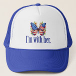 Casquette Je suis avec son mignon papillon Kamala Harris<br><div class="desc">Je suis avec Son casquette. Soutenez Kamala Harris pour le président. Beau papillon du drapeau américain avec de jolies fleurs pour un démocrate qui aime les modèles politiques mignons.</div>