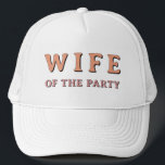 Casquette JEAN Retro Épouse de la Bachelorette du Parti<br><div class="desc">Ce camionneur de bachelorette "épouse du parti" présente une police rétro des années 70 en orange et rose. Commandez la "fête" blanche pour votre groupe de bachelorette pour un événement de bachelorette cohésif. Les couleurs sont modifiables ! Cliquez sur "modifier la conception" pour créer vos propres couleurs.</div>