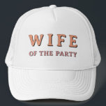 Casquette JEAN Retro Épouse de la Bachelorette du Parti<br><div class="desc">Ce camionneur de bachelorette "épouse du parti" présente une police rétro des années 70 en orange et rose. Commandez la "fête" blanche pour votre groupe de bachelorette pour un événement de bachelorette cohésif. Les couleurs sont modifiables ! Cliquez sur "modifier la conception" pour créer vos propres couleurs.</div>