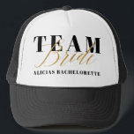 CASQUETTE JEUNE MARIÉE D'ÉQUIPE<br><div class="desc">Conception moderne pour le bachelorette plus chic. Effet d'or avec l'espace pour le nom de jeunes mariées. Une partie d'une collection.</div>