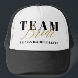 CASQUETTE JEUNE MARIÉE D'ÉQUIPE<br><div class="desc">Conception moderne pour le bachelorette plus chic. Effet d'or avec l'espace pour le nom de jeunes mariées. Une partie d'une collection.</div>